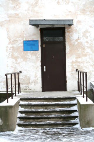 ANONYM TESTING: Bak denne d�ren i Narva har sv�rt mange f�tt sjokkbeskjeden om at de er smittet av hiv. Narva har som flere andre steder i Estland, anonyme testkabinett. Opp til 50 personer har testet positivt i l�pet av en m�ned bak denne d�ren.
