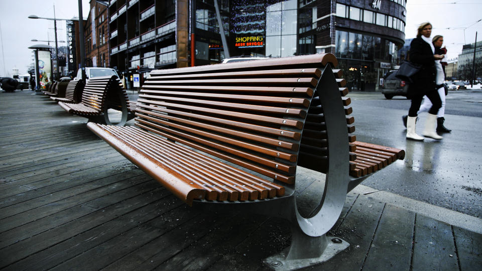  REGNSKOGT�MMER: Disse benkene fjernes fra Aker brygge. Foto: Steinar Buholm.
