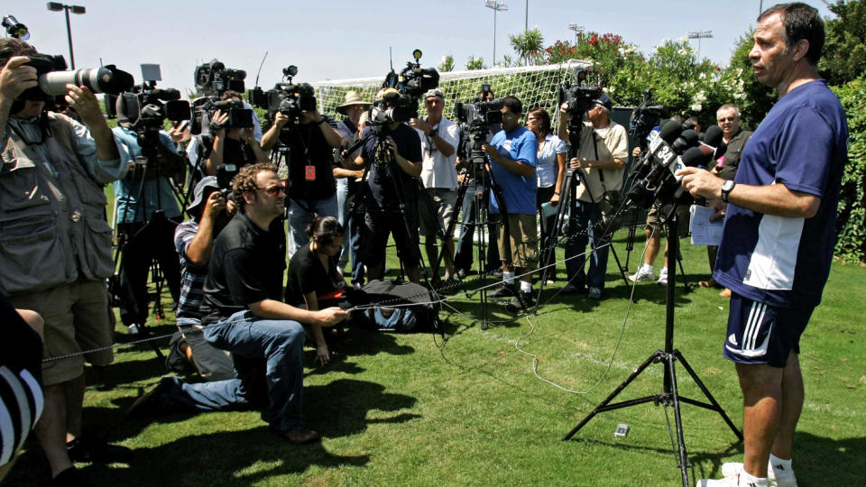 LITT INTERESSE: Bruce Arena snakker til pressen i Los Angeles. Foto: AP/Nick Ut