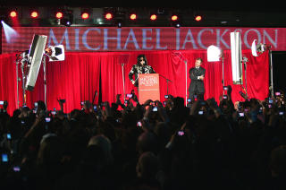 LANGT FARVEL: Michael Jackson la fram planene for sine avskjedskonserter forrige uke. Siden den gang har tilbudet blitt vesentlig utvidet. Popens konge kommer n� til � spille 45 konserter i 02 Arena i London - verdens mest lukrative konsertarena. Foto: SCANPIX/AFP PHOTO/Carl de Souza