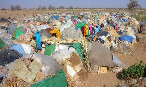 UTEN HJELP:En flyktningeleir i Kalma viser de elendige forholdene millioner av mennesker i Sudan lever under. Foto: Scanpix/AP Photo/Voitek Asztabski/Medecins Sans Frontieres