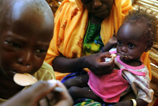 DARFUR: Siden 2003 er 300 000 mennesker er drept i Darfur. Nesten fem millioner er drevet p� flukt. Dette bildet er fra Marnayleiren vest i Darfur i juni 2004. Foto: AFP/MARCO LONGARI/SCANPIX
