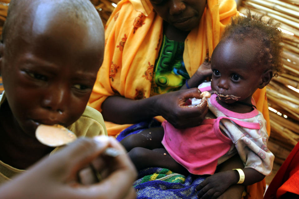 F�R IKKE HJELP: Feilern�rte barn f�r matforsyninger. Disse risikerer n� � st� alene uten hjelp n�r hjelpeorganisasjonene kastes ut. Foto: Doctors without Borders/AFP PHOTO/MARCO LONGARI/MSF