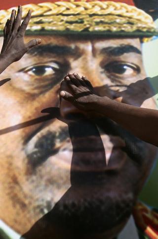  ICC har utstedt arrestordre p� Sudans president Oman al-Bashir. N� hiver han ut organisasjonene som gir n�dhjelp til innbyggerne. Foto: SCANPIX/REUTERS/Zohra Bensemra