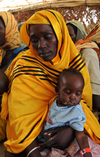 VARSLER KATASTROFE: Ti organisasjoner er kastet ut av Sudan.  AFP PHOTO/MARCO LONGARI