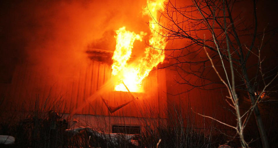 BRENNER KRAFTIG: Flammer st�r ut av eneboligen vest for Nidelva. Foto: TOR AAGE HANSEN