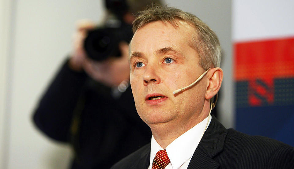 - PR�VDE � KJ�PE TID: Et fors�k p� � kj�pe tid for � f� igjennom forslaget om religi�se hodeplagg innad i regjeringen skal ha v�rt �rsaken til at den n� fam�se pressemeldingen fra Justisdepartementet ble liggende ute s� lenge, if�lge ANB. Foto: ERLEND AAS/SCANPIX