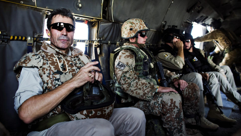 ALVORLIG: Danske soldater anklages for barnedrap i Afghanistan. Her er statsminister Anders Fogh Rasmussen p� inspeksjon i landet i september 2008. Foto: AP/Polfoto, Carsten Snejbjerg