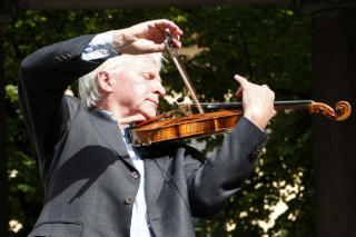 SPILLER MED RYBAK: 20. august st�r Arve Tellefsen, Alexander og Igor Rybak sammen p� scenen. (FOTO: SCANPIX)