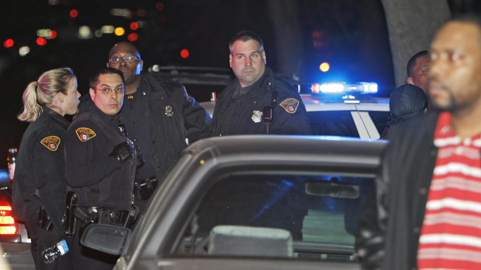 S�KER: Politiet jakter n� p� gjerningsmannen i Cleveland. Foto: AP/Mark Duncan/SCANPIX