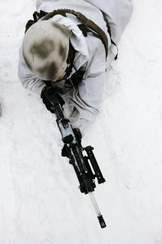 NY STANDARD: Det nye gev�ret fases for �yeblikket inn i hele Forsvaret for � erstatte den gamle AG3. Foto: Torbj�rn Kjosvold/Forsvaret