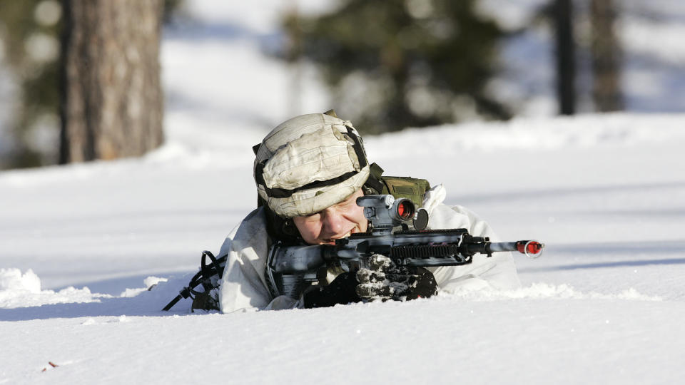 M� LUFTES: Avdelinger i forsvaret innf�rer restriksjoner ved skyting med skarp milj�ammunisjon med den nye standardrifla HK 416. Foto: Torbj�rn Kjosvold/Forsvaret