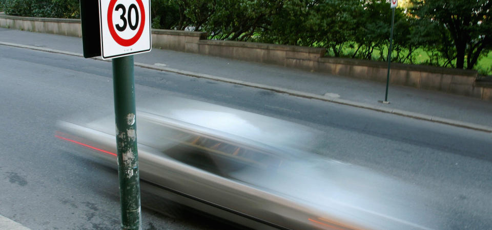 Fredag ble det innf�rt 30 km/t fartsgrense i Oslo sentrum.
UTE ETTER FARTSYNDERE:  Samferdselsminister Liv Signe Navarsete �nsker � skjerpe inn dagens regelverk. Illustrasjonsfoto: SCANPIX