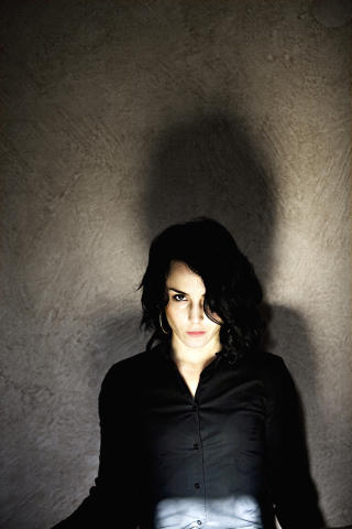 UGLAMOR�S: Lisbeth Salander kunne ikke spilles av en glamor�s svenske med interesse for design og livet p� Stureplan. Noomi Rapace og ektemannen Ola f�r postkassa full av r�d
l�perinvitasjoner, men dukker aldri opp. &mdash; Jeg omg�s ikke s� mye med andre skuespillere. Jeg jobber mye, og er ellers hjemme med familien, sier Rapace.