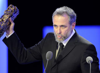 PRISBEL�NT FILM:  Den israelske filmregiss�ren Ari Folman har laget animasjonsfilmen Waltz with Bashir i n�rt samarbeid med animat�ren Yoni Goodman. Her mottar Folman Cesar-prisen for beste utenlandske film i forrige uke. Foto: Bertrand Guay/Afp/Scanpix