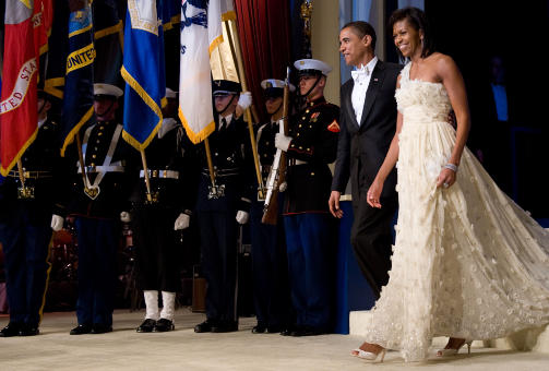 F�RSTEPARET: USAs nye president Barack Obama og kona Michelle under insettelsesballet den 20 januar i �r. Foto: Scanpix.