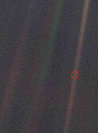 FINN JORDA: Dette bildet, kalt a pale blue dot av den legendariske astonomen Carl Sagan, ble tatt i 1990 av romsonden Voyager 1. Aldri f�r har vi sett jorda fra s� lang avstand: Over 6000 milliarder kilometer. Distansen Kepler skal lete p� er myyyye st�rre. Foto: NASA.