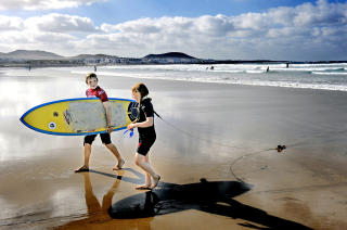 LANZAROTE: Denne vinteren har v�rt t�ff for mange. Da hjelper det med en ukes ferie p� Kanari�yene, som her p� Famarastranda p� Lanzarotes nordvestside. Foto: John Terje Pedersen/DAGBLADET