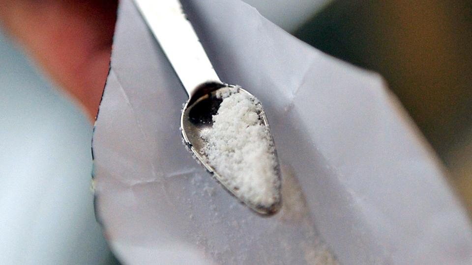 KOKAIN: Det hvite pulveret skal ha drevet en mann til � knekke sitt eget bein i to. Illustrasjonsfoto: Andy Rain/EPA/Scanpix