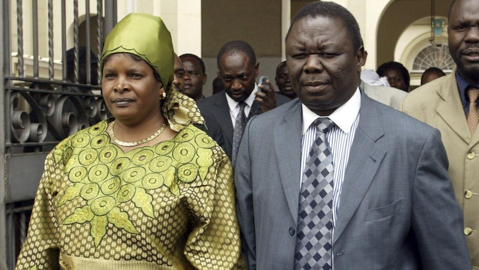 I TRAFIKKULYKKE I G�R: Zimbabwes statsminister Morgan Tsvangirai slapp relativt uskadd fra fredagens bilulykke, som kostet kona Susan livet. Foto: REUTERS/Howard Burditt/Scanpix
