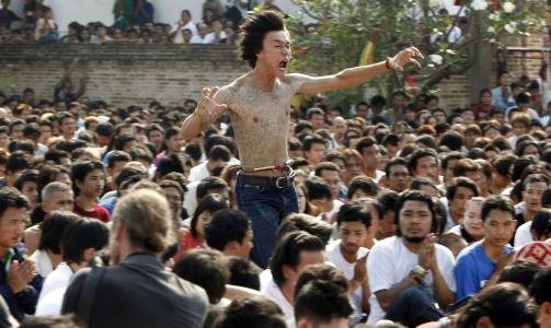 IVRIG: Deltakerne mimer p� en slags scene. Foto: REUTERS/Chaiwat Subprasom/Scanpix