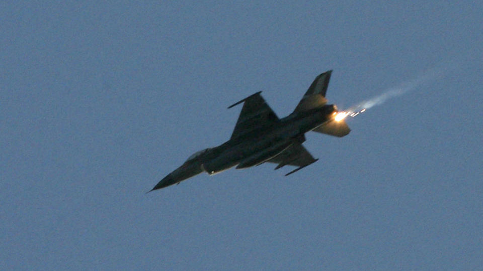 RUSSISKE OVERV�KNINGSFLY: To russiske Bear F ble identifisert nord for Troms�, og F-16 fly ble sendt opp fra Bod� hovedflystasjon for � identifisere de russiske flyene.