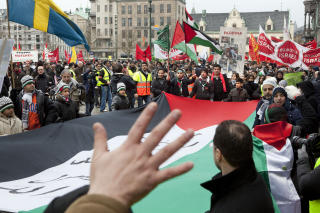  Et ukjent antall voldelige br�kmakere br�t ut av toget utenfor stadion i Malm�. Foto: Scanpix/AFP       PHOTO      DRAGO  PRVULOVIC