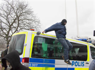 MALINGSBOMBER: Et hundretalls demonstranter er omringet av politi, i p�vente av at de skal g� gjennom bildebevis fra demoen. 
Foto: Drago Prvulovic / SCANPIX