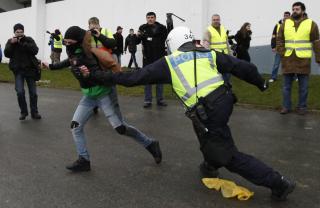 MINST 10 P�GREPNE... etter dagens demonstrasjon.  Foto: Scanpix/REUTERS/Bob Strong