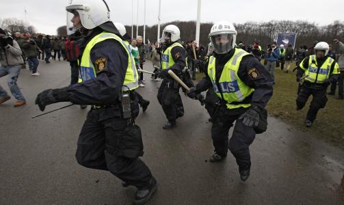 K�LLER: Svensk politi fors�kt � stanse voldelige oppt�yer. Foto: SCANPIX/REUTERS/Bob Strong
