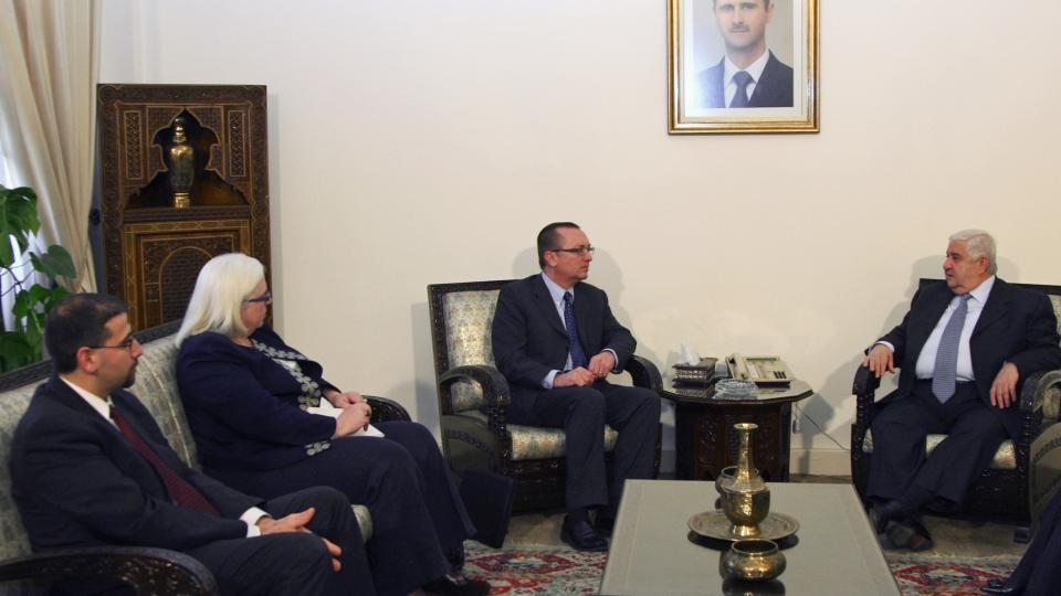 TOPPNIV�: Denne uken har to amerikanske toppdiplomater gjestet Syria. Her, syrias utenriksminister Walid al-Moualem (t.h.) med USAs fungerende assisterende utenriksminister med ansvar for n�re-�sten sp�rsm�l, Jeffrey Feltman (midten), nasjonal sikkerhetsr�dgiver i Det hvite hus, Dan Shapiro og charge D'Affairs ved USAs ambassade i Syria, Mora Conlly. Foto: REUTERS/Khaled al-Hariri/SCANPIX