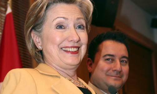 HAR IKKE BESTEMT SEG: USAs utenriksminister Hillary Clinton har ikke bestemt seg om tiden er inne for � sende en ambassad�r til Syria. I dag gjester hun Tyrkia, her i m�te med utenriksminister Ali Babacan i Ankara. Foto: REUTERS/SCANPIX
