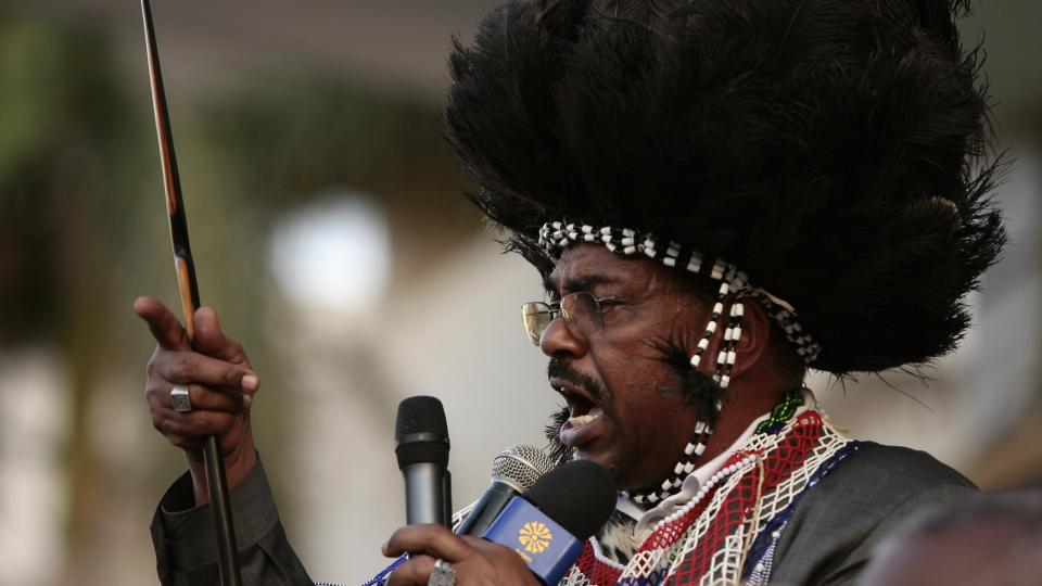 TAR EN TUR TIL DARFUR: Omar Hassan al-Bashir, i s�r-sudanesisk folkedrakt, tar i mot folkets hyllest under en protestdemonstrasjon mot den internasjonale kriksforbrytertiltalen mot ham. N� planlegger han � reise til Darfur. Foto:  REUTERS/Zohra Bensemra/SCANPIX