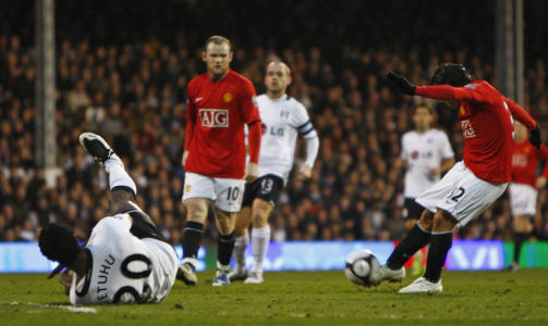 KLASSESCORING: Carlos Tevez fikk perfekt treff etter � ha vandret med ballen fra midtbanen. Foto: SCANPIX/REUTERS/ Eddie Keogh
