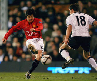 SATTE PUNKTUM: Ji-Sung Park fanget opp en tversoverpasning p� Fulhams halvdel, satte fart framover og plasserte ballen enkelt i langhj�rnet til 0-4.Foto: SCANPIX/AFP PHOTO/Carl de Souza