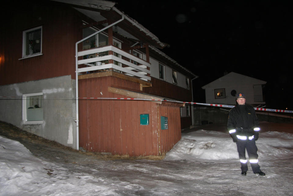  Politet foretar i kveld tekniske unders�kelser i Kj�psvik-boligen hvor en mann i slutten av 60-�ra d�de etter slagsm�l. Foto: Ingar N. Skogvold