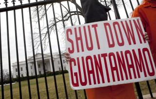 PROTESTER: Barack Obama gav til slutt etter for demonstrantene, og besluttet at Guantanamo skal stenges. Foto: Ron Edmonds/AP/Scanpix