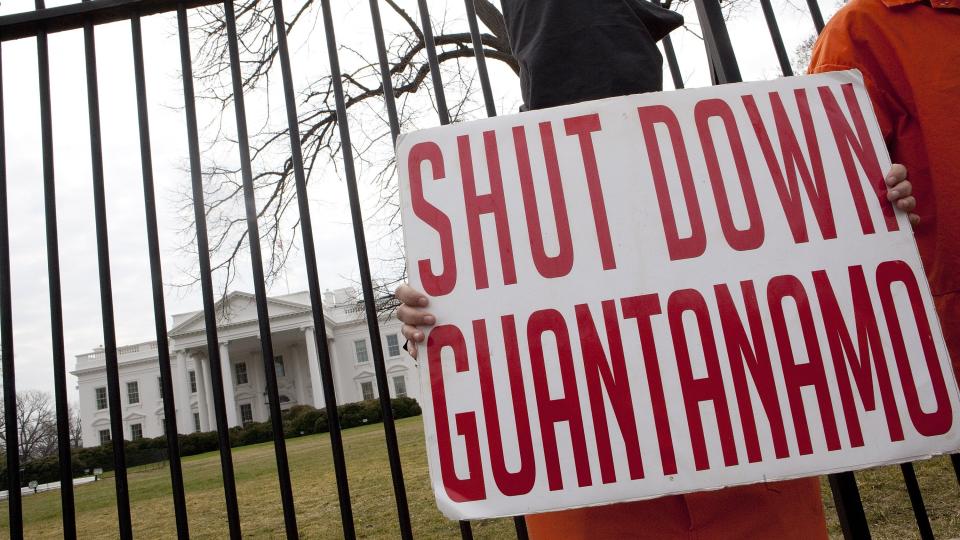 KAN V�RE STENGT INNEN SOMMEREN: Fangeleiren p� Guant�namo-basen. Her fra en demonstrasjon utenfor Det hvite hus i Washington D.C. Foto: AP Photo/Ron Edmonds/Scanpix