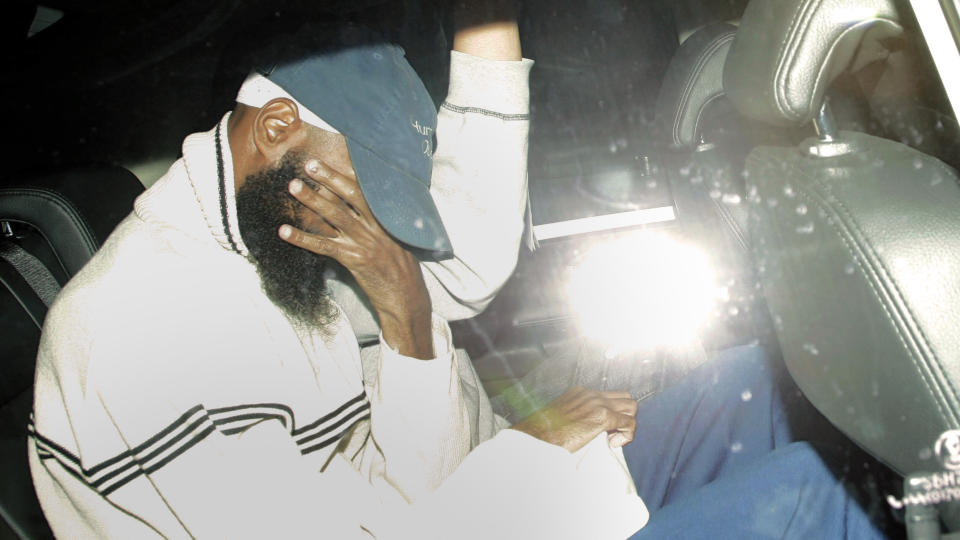 BLE HOLDT FANGET: Binyam Mohamed har ankommet Storbritannia, hvor han bodde f�r han ble arrestert, mistenkt for � v�re en terrorist. N� offentliggj�r Mohamed dokumentasjon p� at MI5 bisto CIA, som torturerte Mohamed. Foto: Sang Tan/AP/Scanpix