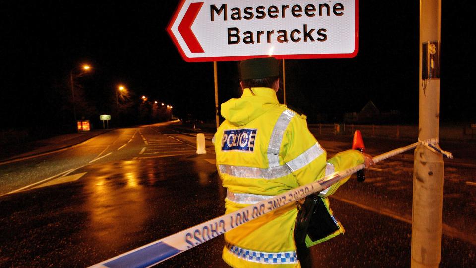 VEISPERRING: Politiet er i gang med unders�kelser i Antrim, der to soldater ble drept av angripere forkledt som pizzabud. Foto: EPA/Scanpix