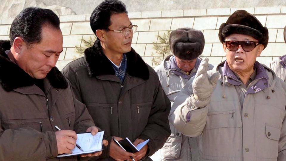 SITTER TRYGT: Rekordvalgdeltagelsen f�rer neppe til noe valgskred i landet, der diktator Kim Jong Il (t.h) trolig sitter like trygt som f�r.  Foto: EPA/KCNA/SCANPIX