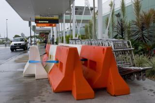 FORH�NDSREGLER: Handlevogner bundet fast f�r syklonen treffer.
