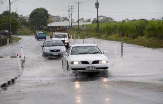 SPRINGFLO: Veier fulle av vann i Queensland.