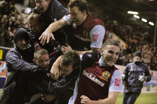 ONSDAG 19. AUGUST, KL. 21: Da f�r norske tv-seere se Christian Kalvenes' Burnley, mot Manchester United. Foto: REUTERS/Nigel Roddis