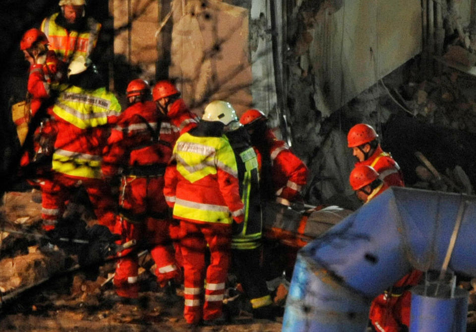 EN SAVNET: Redningsarbeidere finner �n av de to savnede etter at byarkivet i K�ln raste sammen. �rsaken til ulykken er ikke kjent. Foto: SCANPIX/ AFP PHOTO / DDP / CLEMENS BILAN