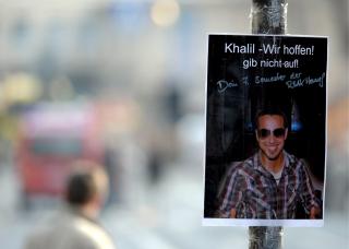 BORTE: Venner av en av de savnede har hengt opp en plakat p� gata i K�ln. Foto: SCANPIX/ EPA/Federico Gambarini