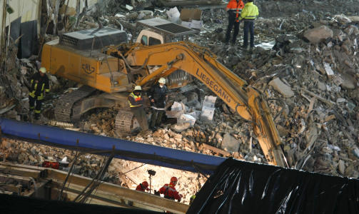 S�KER: Letingen etter den savnede personen p�g�r for fullt. Foto: SCANPIX/ AP Photo/Joerg Sarbach
