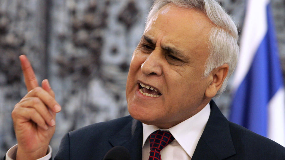 TILTALT: Moshe Katsav. Foto: AFP PHOTO/YOAV LEMMER/Scanpix