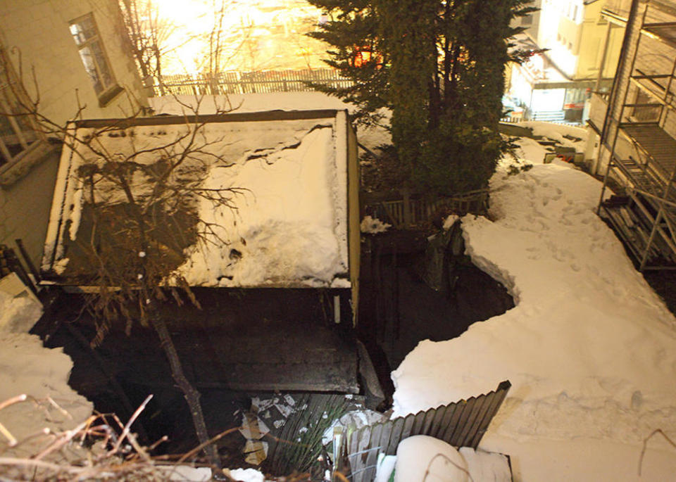 RAS: Et anneks falt sju-�tte meter ned i et hull etter at jorda under forsvant. Foto: TORBJ�RN BERG/DAGBLADET