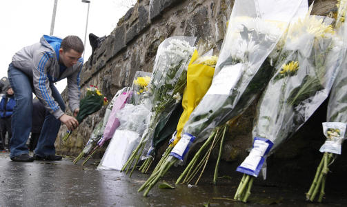 SORG: Det er blitt lagt ned blomster ved �stedet i hele dag. Foto: AP Photo/Peter Morrison/Scanpix